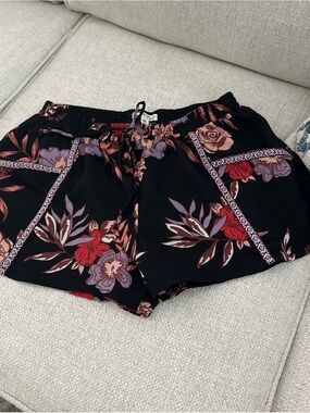 Women’s Black Floral Elastic-Waist Shorts